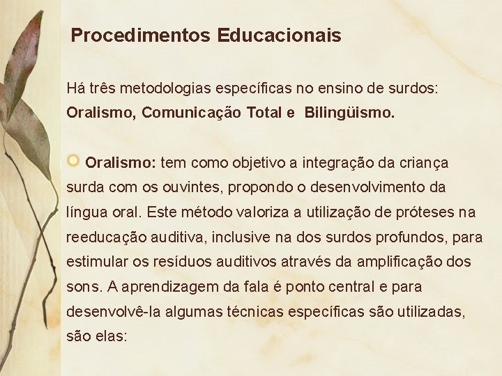 Procedimentos Educacionais Há três metodologias específicas no ensino de surdos: Oralismo, Comunicação Total e