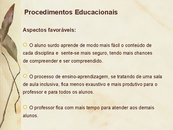 Procedimentos Educacionais Aspectos favoráveis: O aluno surdo aprende de modo mais fácil o conteúdo