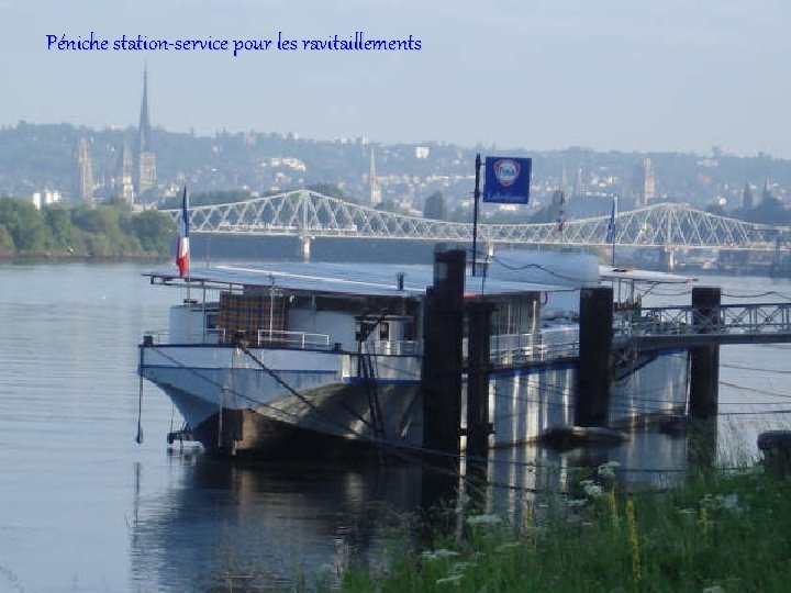 Péniche station-service pour les ravitaillements 