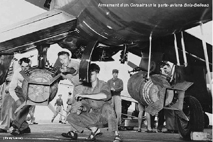 Armement d’un Corsair sur le porte-avions Bois-Belleau (Rémy Laven) 