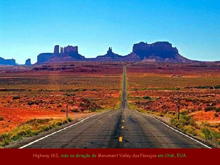 Highway 163, indo na direção do Monument Valley dos Navajos em Utah, EUA. 