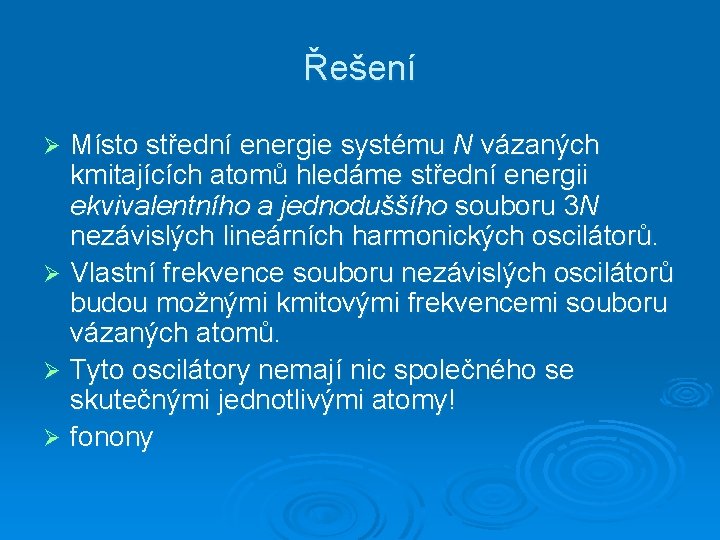 Řešení Místo střední energie systému N vázaných kmitajících atomů hledáme střední energii ekvivalentního a