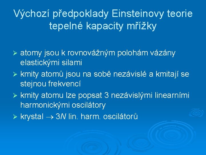 Výchozí předpoklady Einsteinovy teorie tepelné kapacity mřížky atomy jsou k rovnovážným polohám vázány elastickými