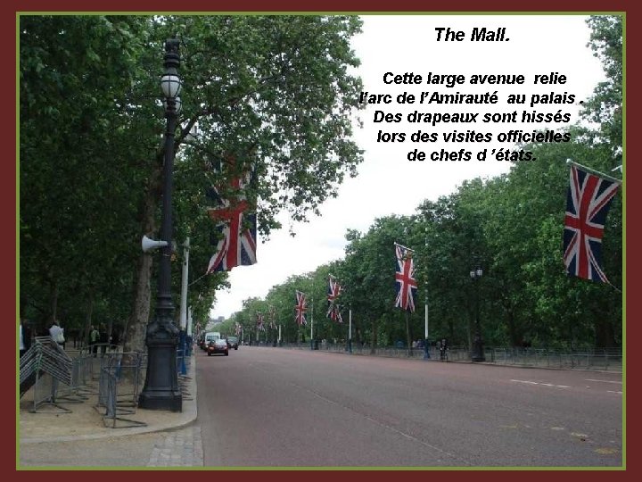 The Mall. Cette large avenue relie l’arc de l’Amirauté au palais. Des drapeaux sont