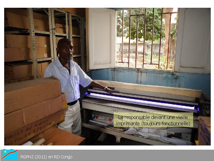 Le responsable devant une vieille imprimante (toujours fonctionnelle) RGPH 2 (2011) en RD Congo