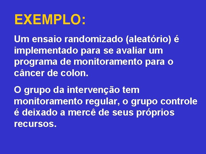 EXEMPLO: Um ensaio randomizado (aleatório) é implementado para se avaliar um programa de monitoramento