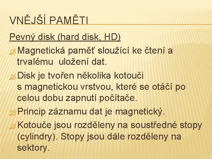 VNĚJŠÍ PAMĚTI Pevný disk (hard disk, HD) Magnetická paměť sloužící ke čtení a trvalému