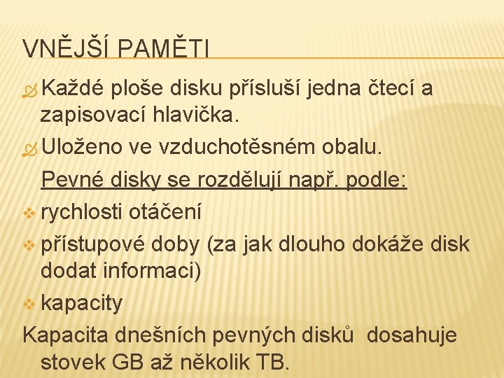 VNĚJŠÍ PAMĚTI Každé ploše disku přísluší jedna čtecí a zapisovací hlavička. Uloženo ve vzduchotěsném