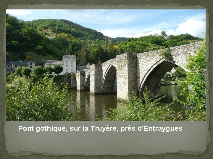 Pont gothique, sur la Truyère, près d’Entraygues 