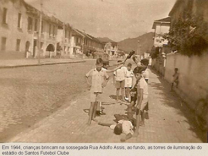 Em 1944, crianças brincam na sossegada Rua Adolfo Assis, ao fundo, as torres de