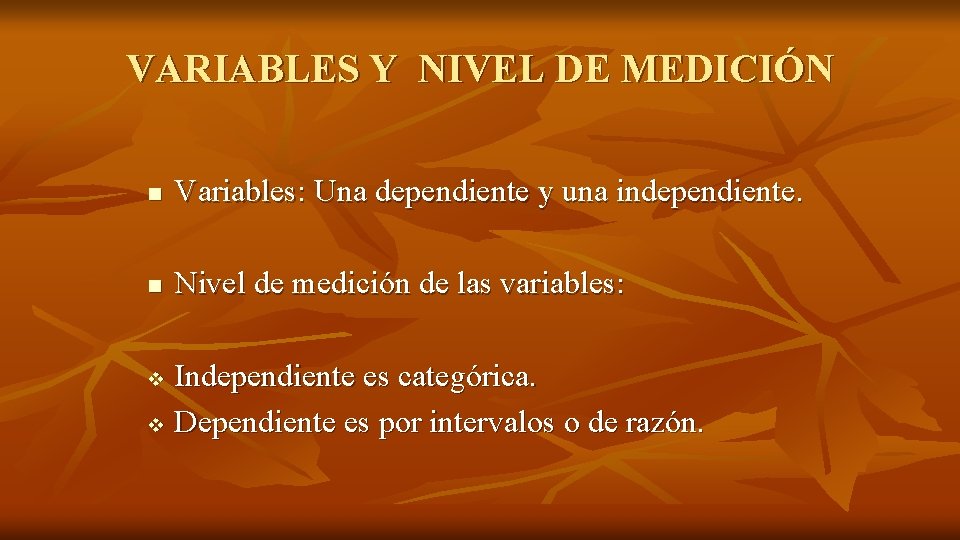 VARIABLES Y NIVEL DE MEDICIÓN n Variables: Una dependiente y una independiente. n Nivel