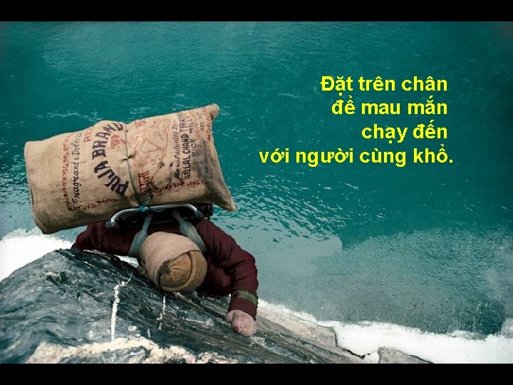 Đặt trên chân để mau mắn chạy đến với người cùng khổ. 