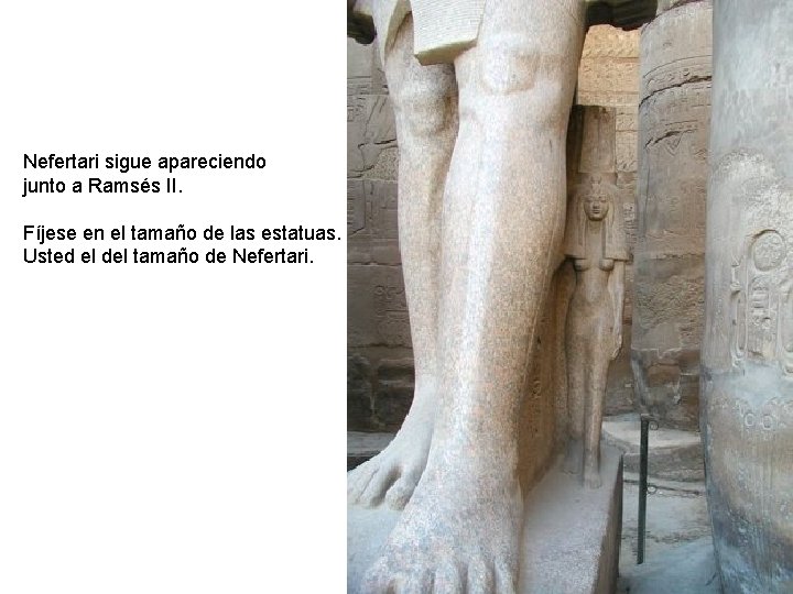 Nefertari sigue apareciendo junto a Ramsés II. Fíjese en el tamaño de las estatuas.