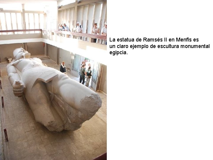 La estatua de Ramsés II en Menfis es un claro ejemplo de escultura monumental