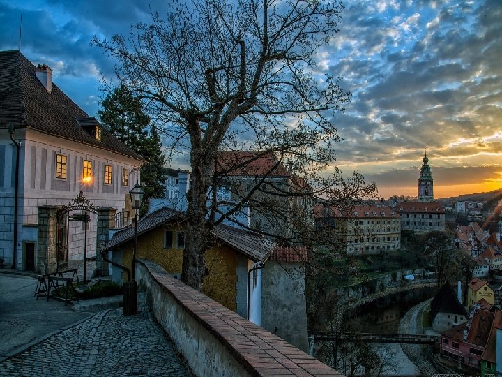 La légende de la ville On raconte qu’un souverain avait fui Prague pour s’installer