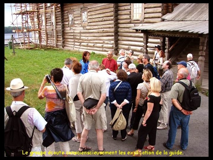 Le groupe écoute conscieusement les explication de la guide. . 