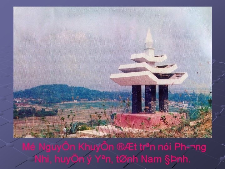 Mé NguyÔn KhuyÕn ®Æt trªn nói Ph ¬ng Nhi, huyÖn ý Yªn, tØnh Nam