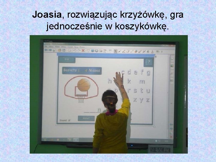 Joasia, rozwiązując krzyżówkę, gra jednocześnie w koszykówkę. 
