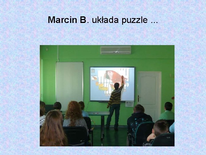 Marcin B. układa puzzle. . . 