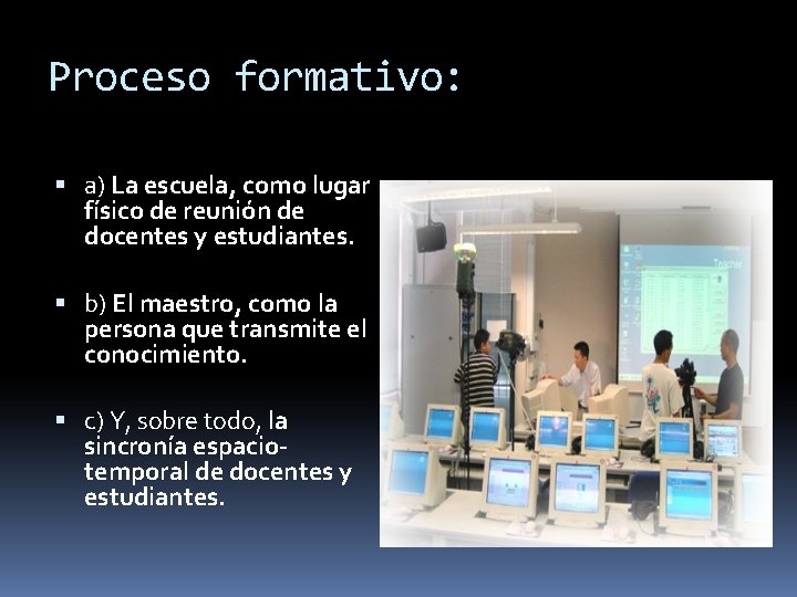 Proceso formativo: a) La escuela, como lugar físico de reunión de docentes y estudiantes.