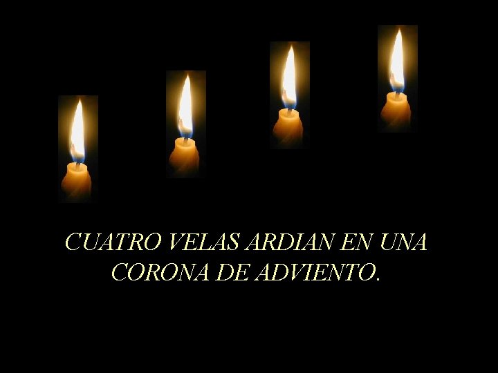 CUATRO VELAS ARDIAN EN UNA CORONA DE ADVIENTO. 