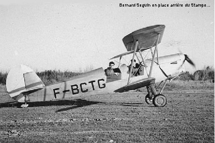 Bernard Seguin en place arrière du Stampe… 