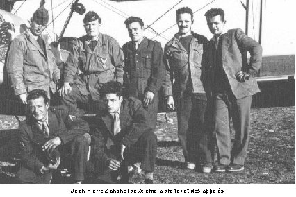 Jean-Pierre Zanone (deuxième à droite) et des appelés 