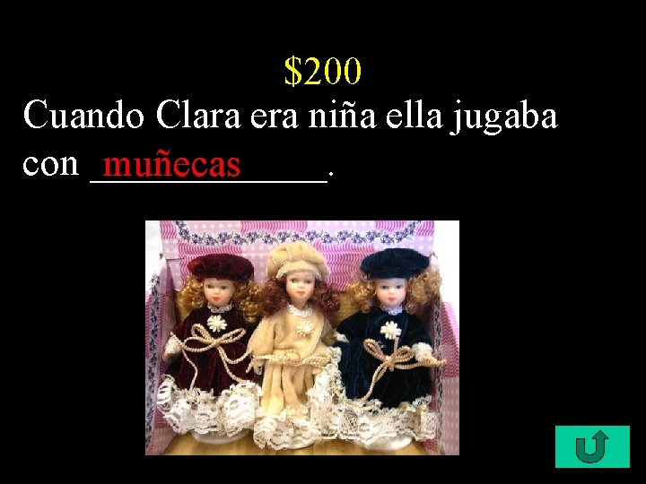 $200 Cuando Clara era niña ella jugaba con ______. muñecas 