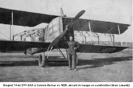 Breguet 14 du 2ème GAA à Colomb-Béchar en 1928, devant un hangar en construction