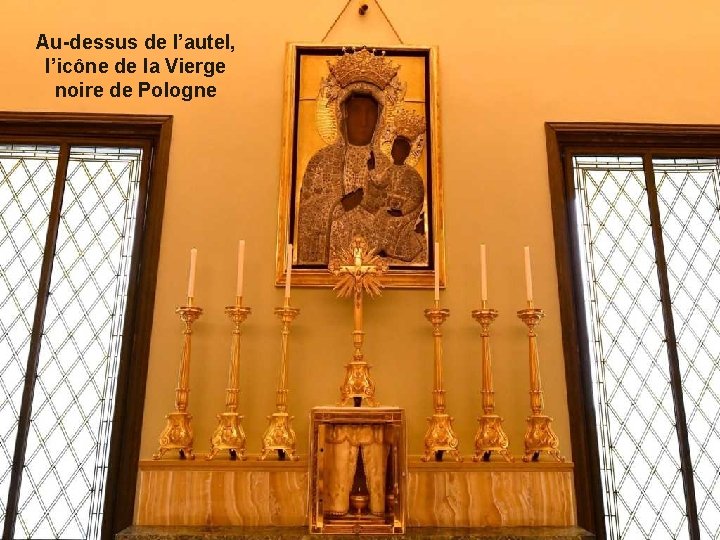 Au-dessus de l’autel, l’icône de la Vierge noire de Pologne 