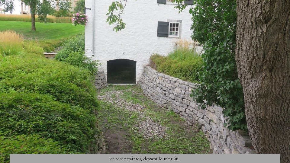 et ressortait ici, devant le moulin. 