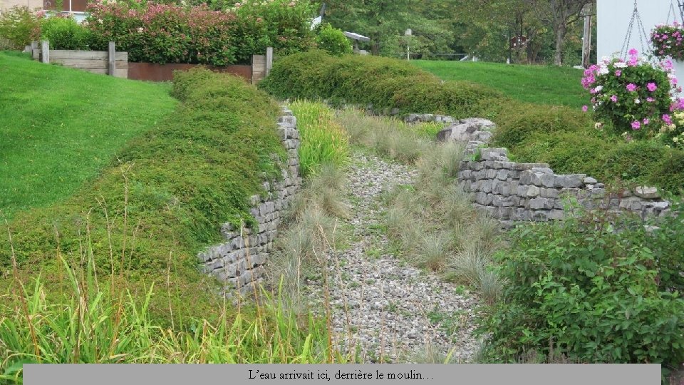 L’eau arrivait ici, derrière le moulin… 