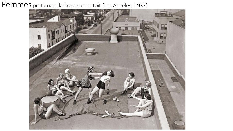 Femmes pratiquant la boxe sur un toit (Los Angeles, 1933) 