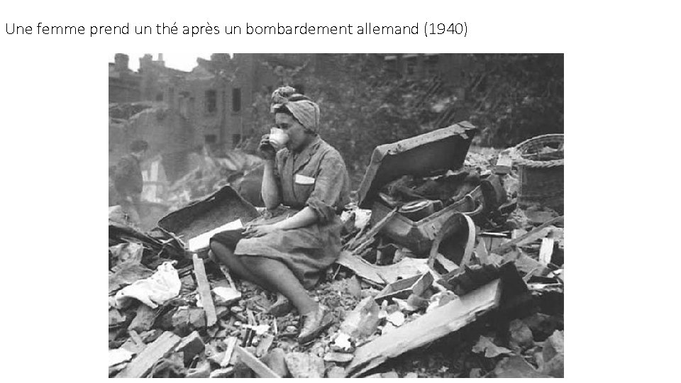 Une femme prend un thé après un bombardement allemand (1940) 