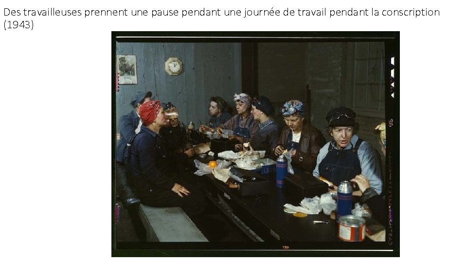 Des travailleuses prennent une pause pendant une journée de travail pendant la conscription (1943)