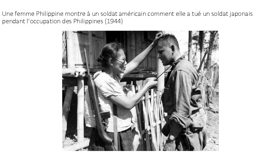 Une femme Philippine montre à un soldat américain comment elle a tué un soldat