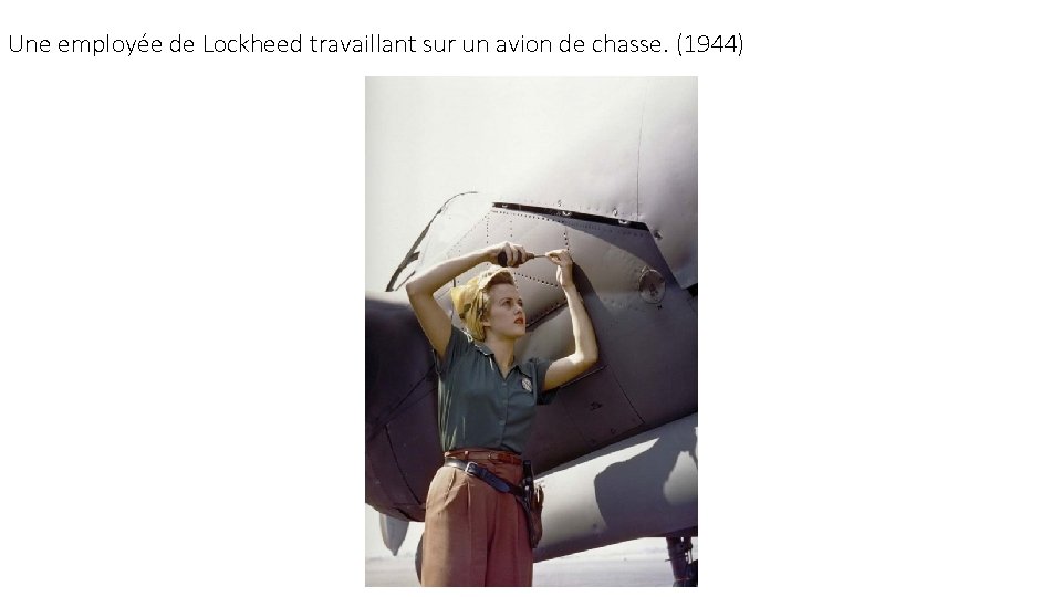 Une employée de Lockheed travaillant sur un avion de chasse. (1944) 