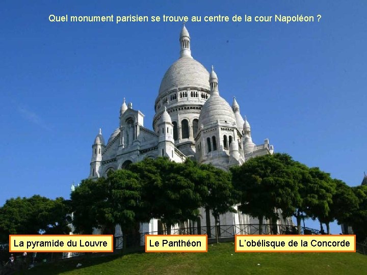 Quel monument parisien se trouve au centre de la cour Napoléon ? La pyramide