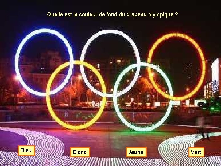 Quelle est la couleur de fond du drapeau olympique ? Bleu Blanc Jaune Vert