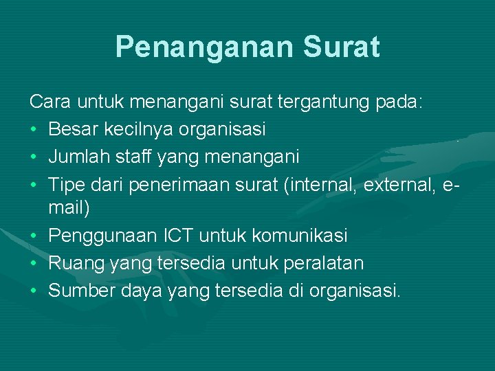 Penanganan Surat Cara untuk menangani surat tergantung pada: • Besar kecilnya organisasi • Jumlah