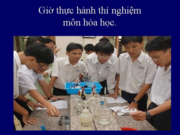 Giờ thực hành thí nghiệm môn hóa học. 