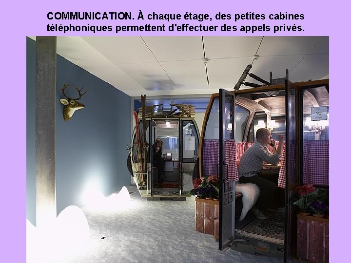 COMMUNICATION. À chaque étage, des petites cabines téléphoniques permettent d'effectuer des appels privés. 