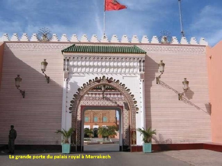 La grande porte du palais royal à Marrakech 