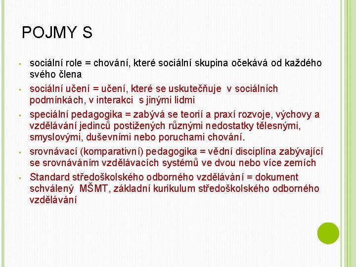 POJMY S • • • sociální role = chování, které sociální skupina očekává od