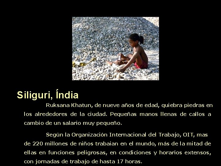 Siliguri, Índia Ruksana Khatun, de nueve años de edad, quiebra piedras en los alrededores