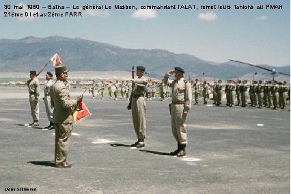 30 mai 1960 – Batna – Le général Le Masson, commandant l’ALAT, remet leurs