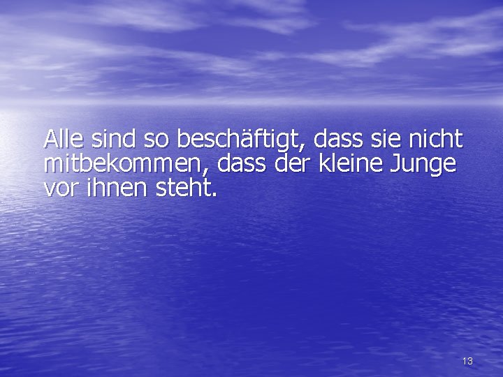 Alle sind so beschäftigt, dass sie nicht mitbekommen, dass der kleine Junge vor ihnen