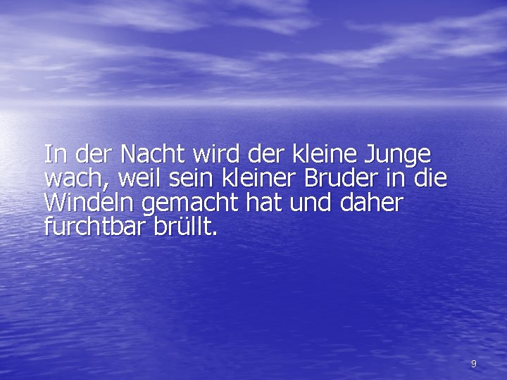 In der Nacht wird der kleine Junge wach, weil sein kleiner Bruder in die