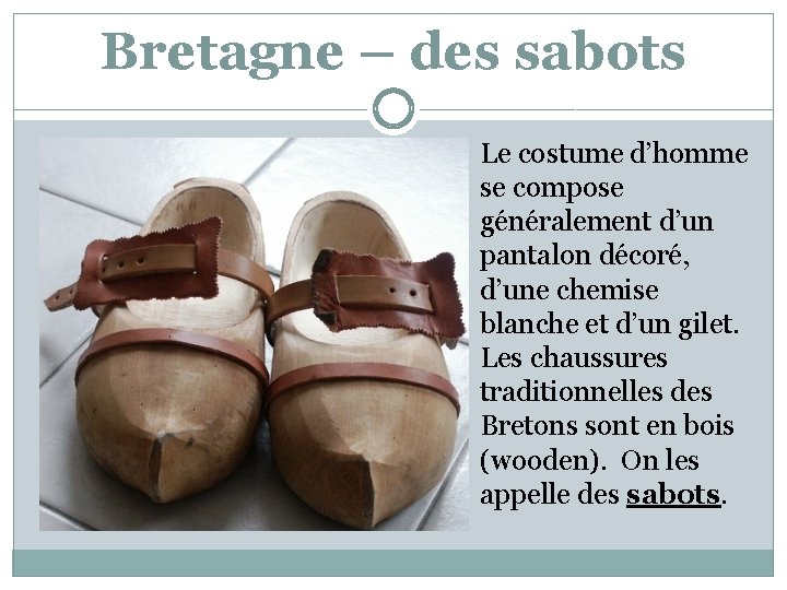 Bretagne – des sabots Le costume d’homme se compose généralement d’un pantalon décoré, d’une