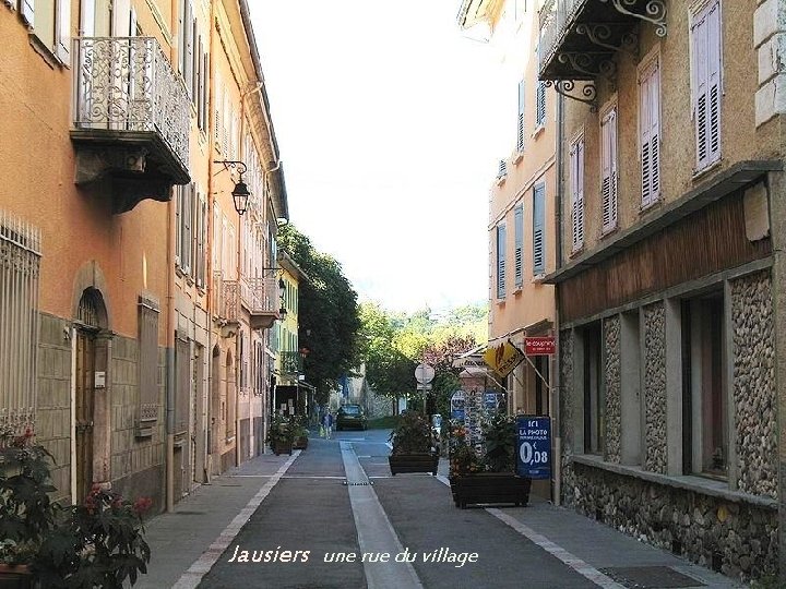 Jausiers une rue du village 